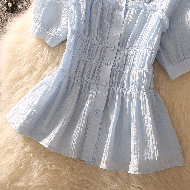 Camiseta corta entallada, estilo chic y femenino, ideal para look casual