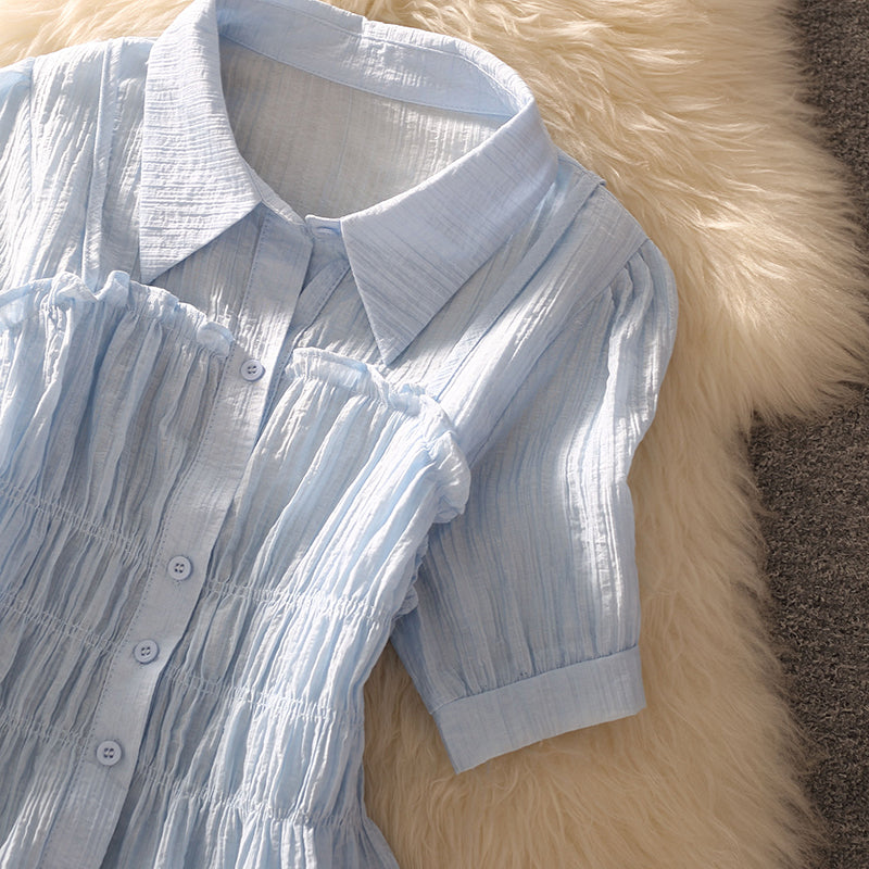 Camiseta corta entallada, estilo chic y femenino, ideal para look casual