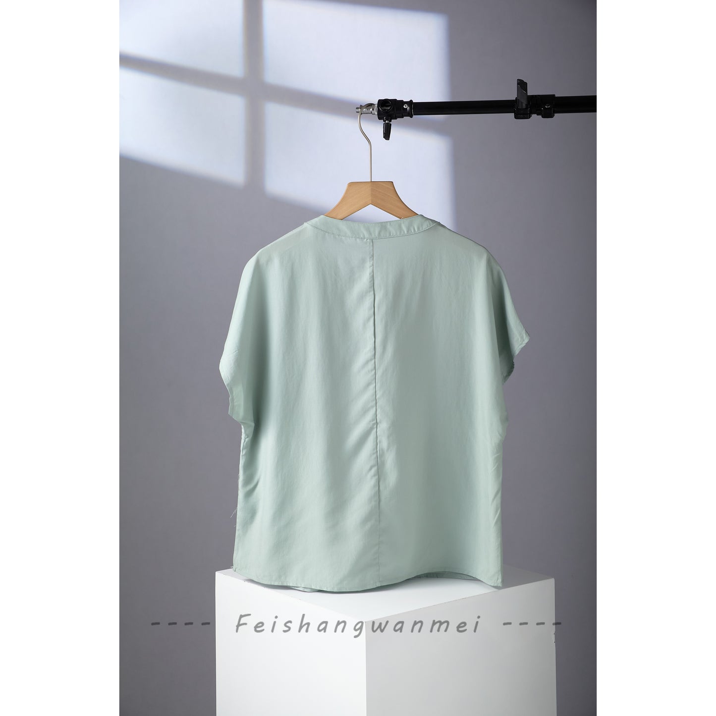 Camiseta fina de mujer, color liso, cuello redondo con botones y fresca para verano
