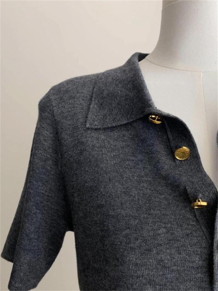Polo gris corto para mujer, tejido fresco, estilo entallado y hombros estructurados