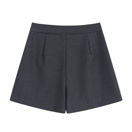 Falda gris de corte irregular con estilo sastre, fresca y moderna para verano