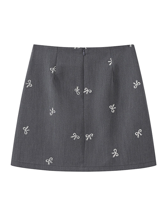 Minifalda gris con detalles bordados, estilo elegante y favorecedor mujer