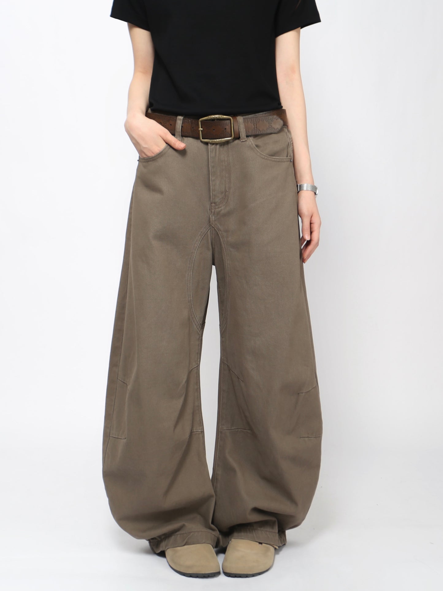 Pantalones vaqueros anchos estilo urbano, corte curvo y efecto arrugado