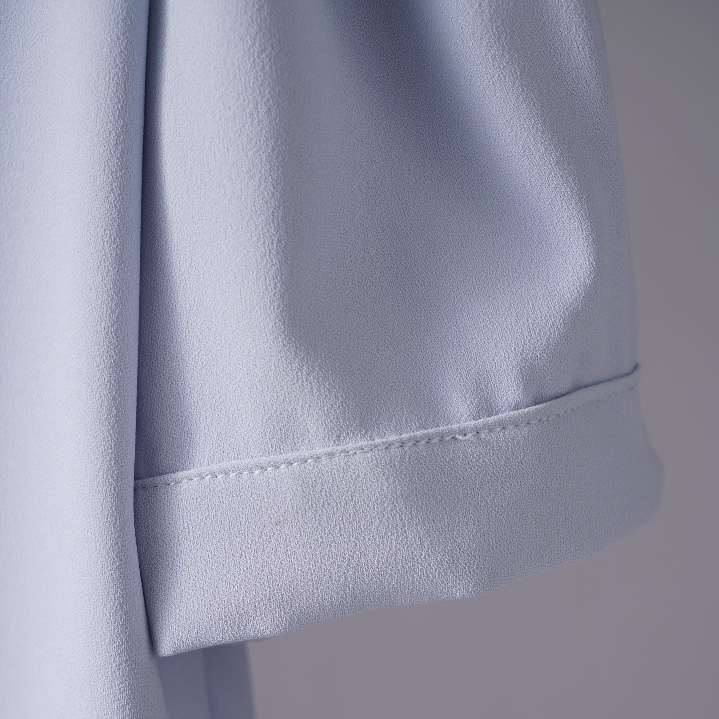 Camisa lisa con cuello vuelto y manga corta, estilo sencillo para mujer