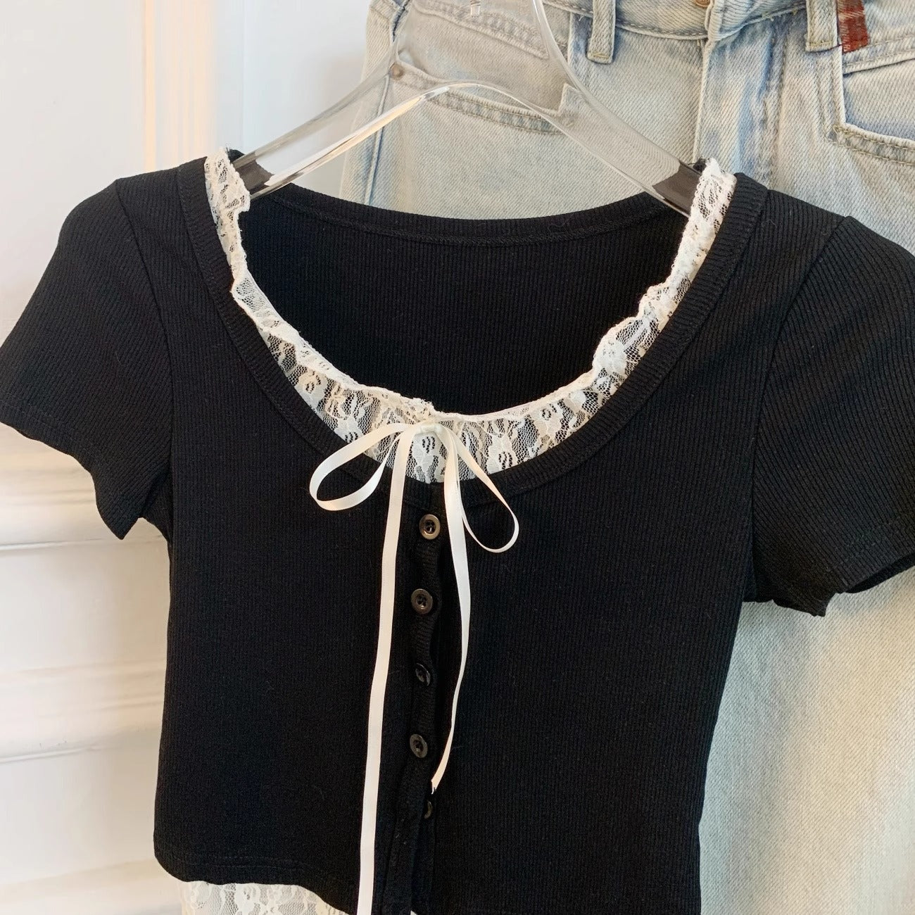 Camiseta corta con efecto dos piezas y encaje, estilo dulce y ajustado