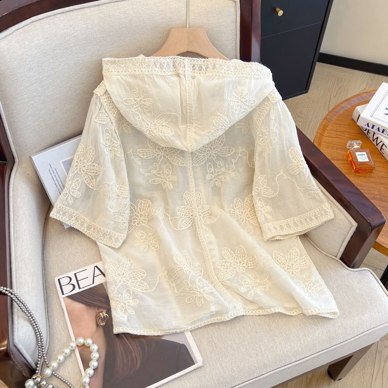 Chaqueta corta con capucha y encaje bordado, manga corta y estilo ligero