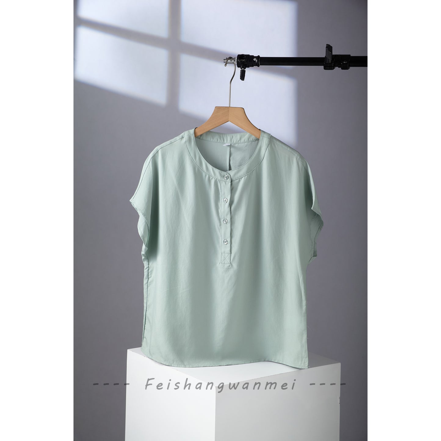 Camiseta fina de mujer, color liso, cuello redondo con botones y fresca para verano
