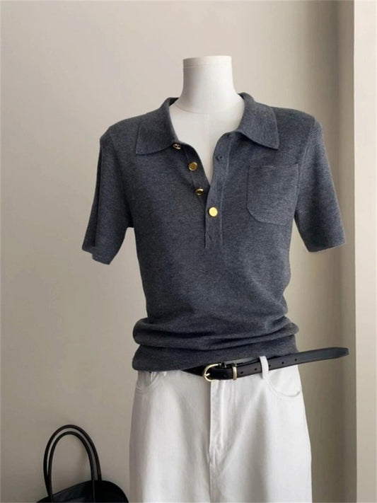 Polo gris corto para mujer, tejido fresco, estilo entallado y hombros estructurados