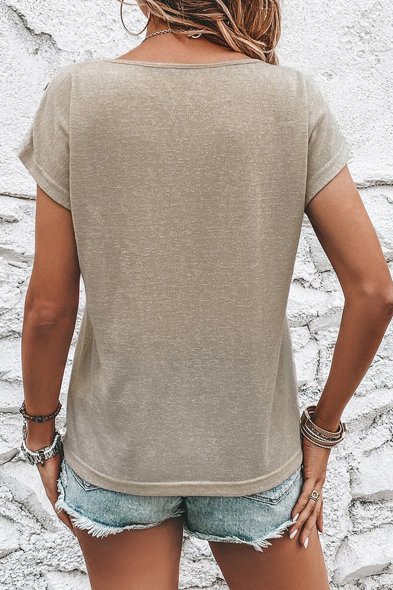 Top suelto de verano con detalles de botones, diseño moderno y manga tres cuartos