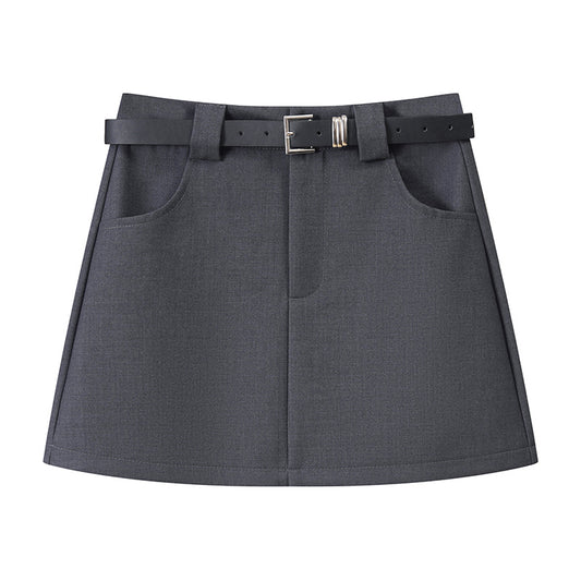 Minifalda gris de talle alto con corte entallado, estilo juvenil y elegante