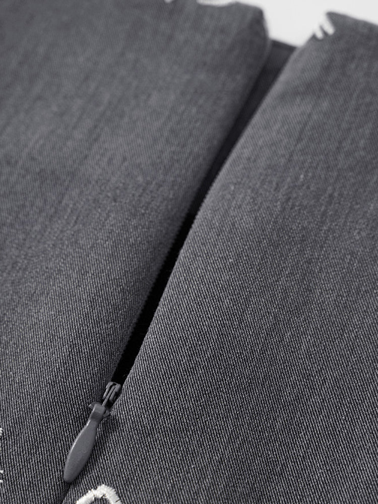 Minifalda gris con detalles bordados, estilo elegante y favorecedor mujer
