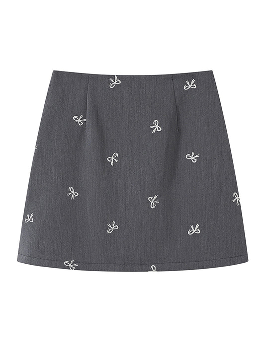Minifalda gris con detalles bordados, estilo elegante y favorecedor mujer