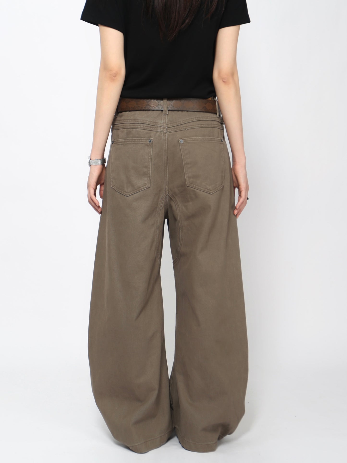 Pantalones vaqueros anchos estilo urbano, corte curvo y efecto arrugado