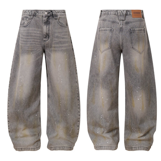 Jeans grises lavados con diseño curvo y salpicaduras, estilo urbano vintage