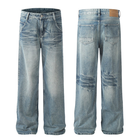 Jeans claros lavados estilo vintage, rectos con textura y detalles tipo rayo