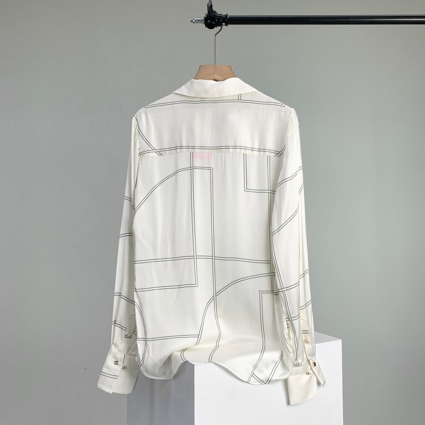 Camisa fluida de manga larga, media abertura y corte limpio para mujer