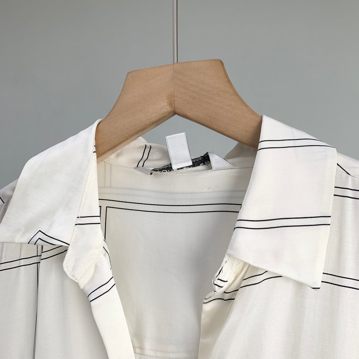 Camisa fluida de manga larga, media abertura y corte limpio para mujer