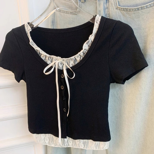 Camiseta corta con efecto dos piezas y encaje, estilo dulce y ajustado