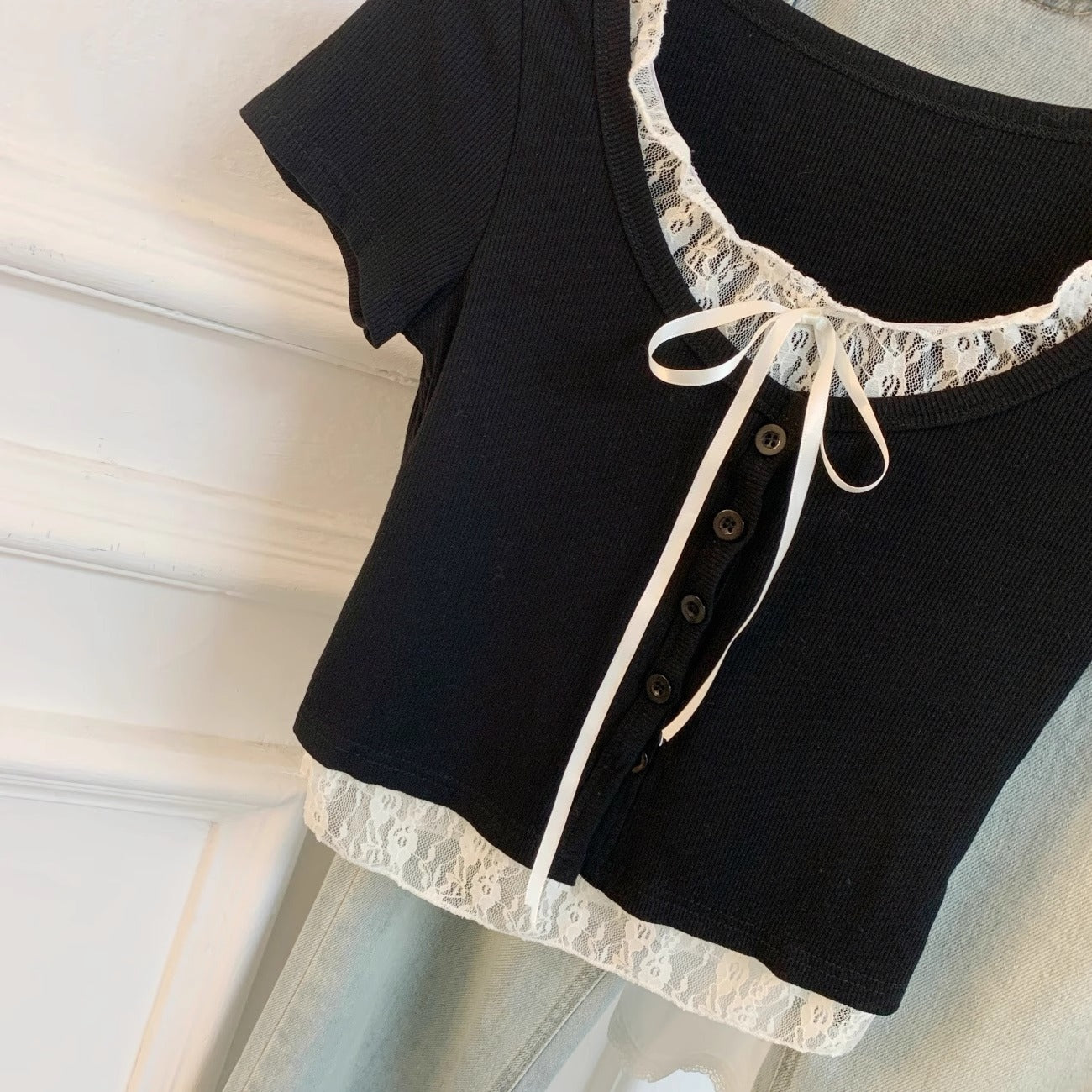 Camiseta corta con efecto dos piezas y encaje, estilo dulce y ajustado